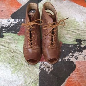 CHINESE LAUNDRY, CAMBRIDGE LACE UP BOOTIE SIZE 8